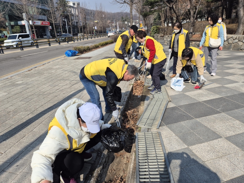 연수구 연수3동 주민자치회는 지난 16일 쾌적한 마을 환경 조성을 위해 마을 정화 활동 캠페인을 진행했다
